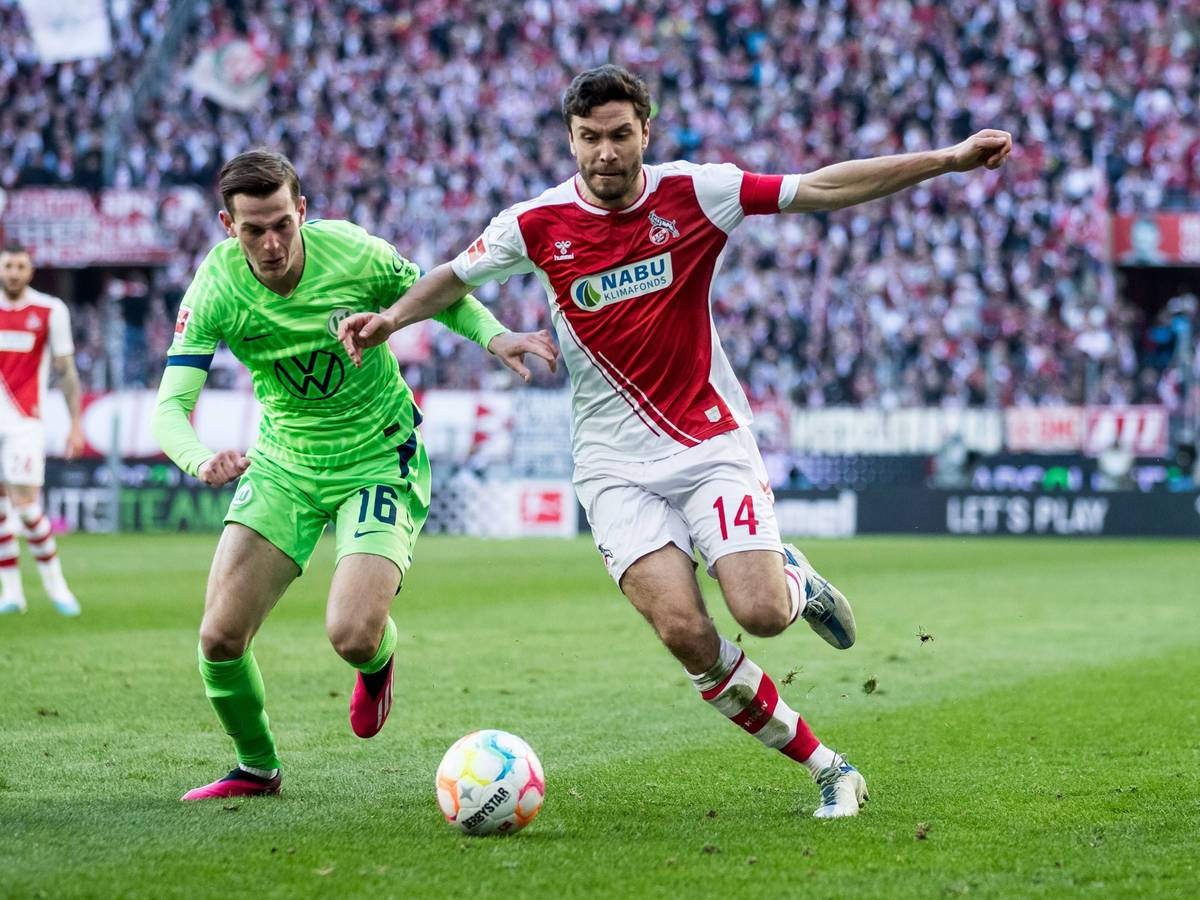Wolfsburgs Jakub Kaminski im Zweikampf mit Kölns Jonas Hector.