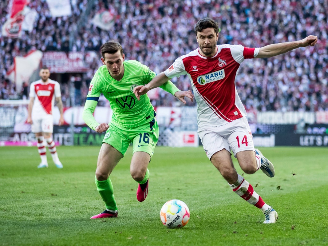 Wolfsburgs Jakub Kaminski im Zweikampf mit Kölns Jonas Hector.