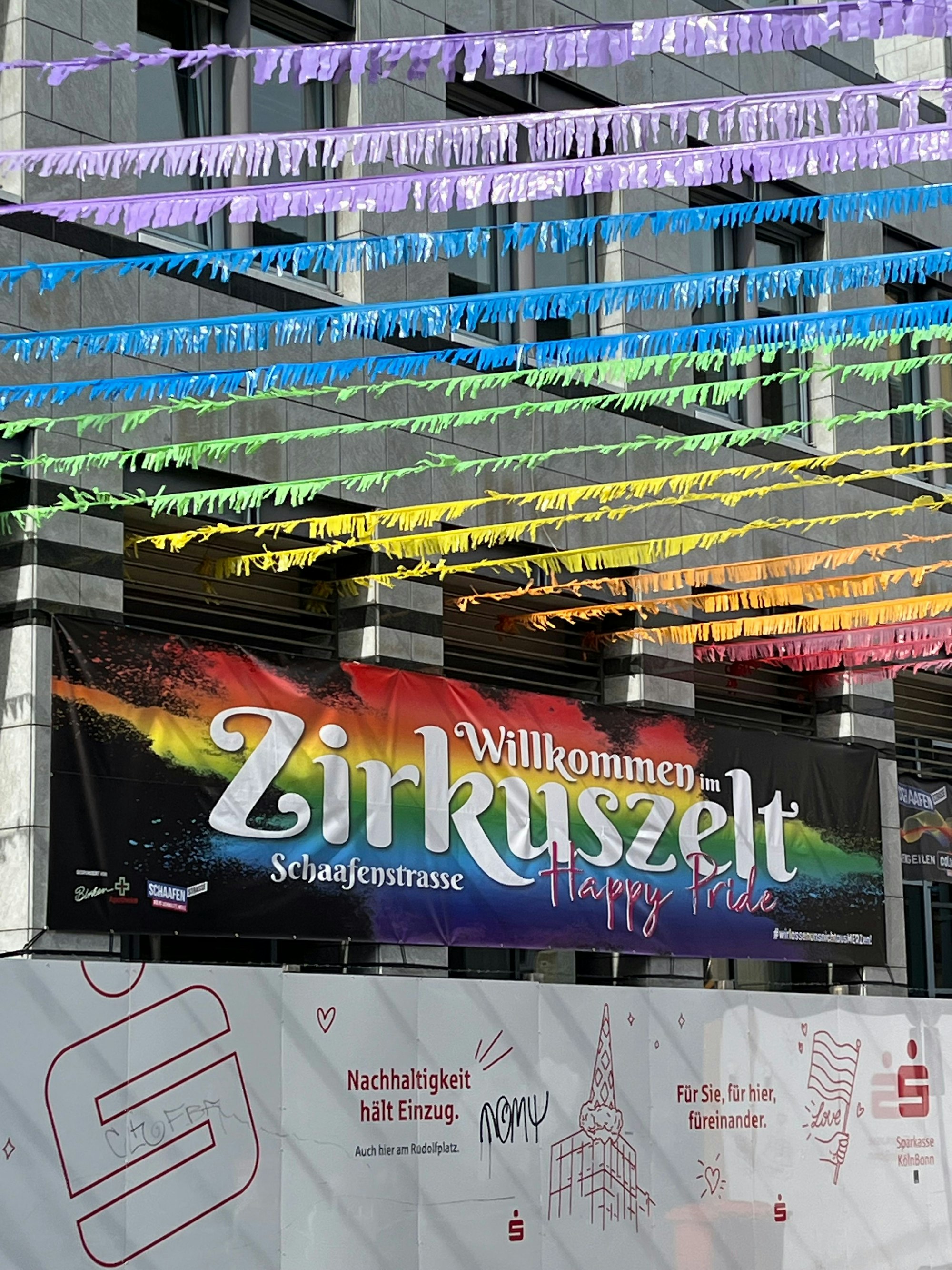 Leserreporter Jonathan Briefs war in der Schaafenstraße unterwegs. Das Plakat zeigt deutlich, was die Community von der Merz-Aussage hält.