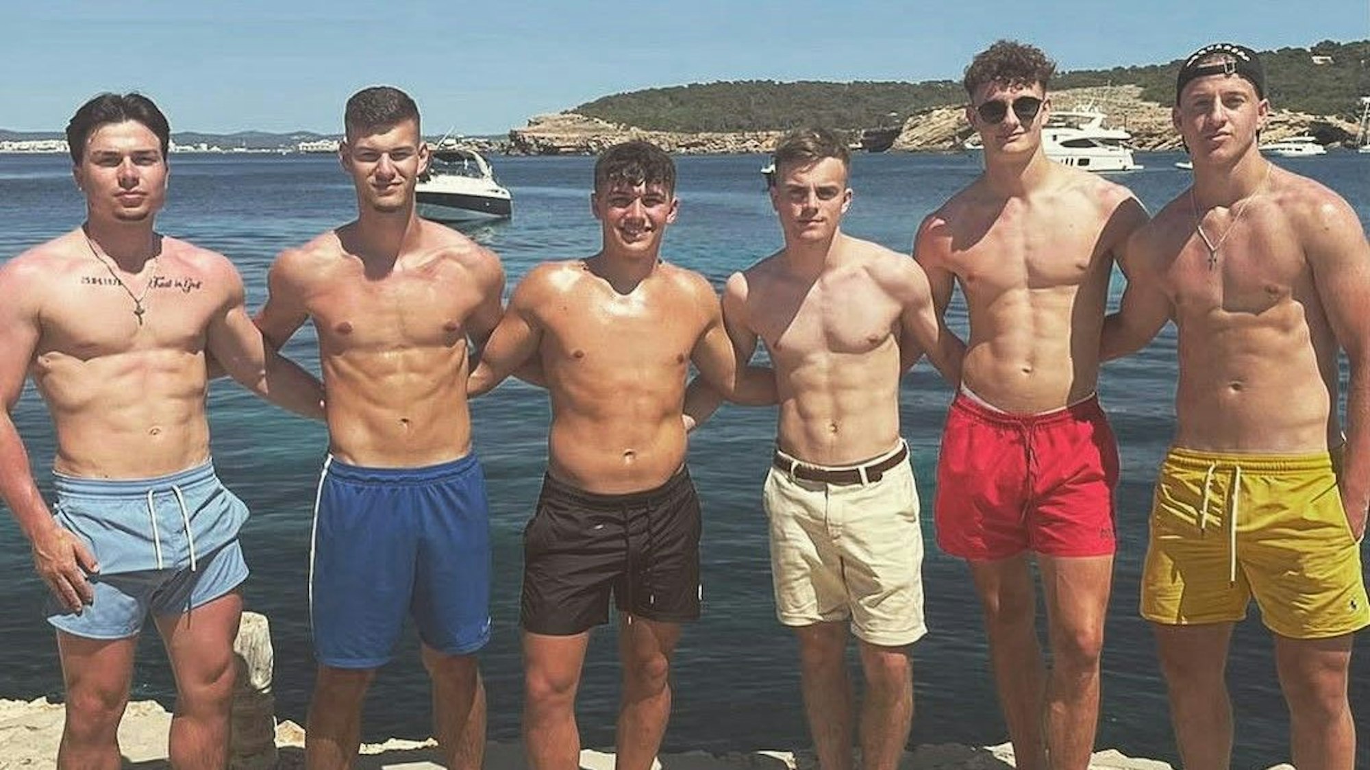 Tom Krauß (2.v.l.) beim gemeinsamen Ibiza-Urlaub mit Eric Martel (2.v.r.) am 15. Juni 2021. Ebenfalls dabei sind Joscha Wosz (3.v.l.), Linus Zimmer (3.v.r.) und Ben Klefisch (r.).