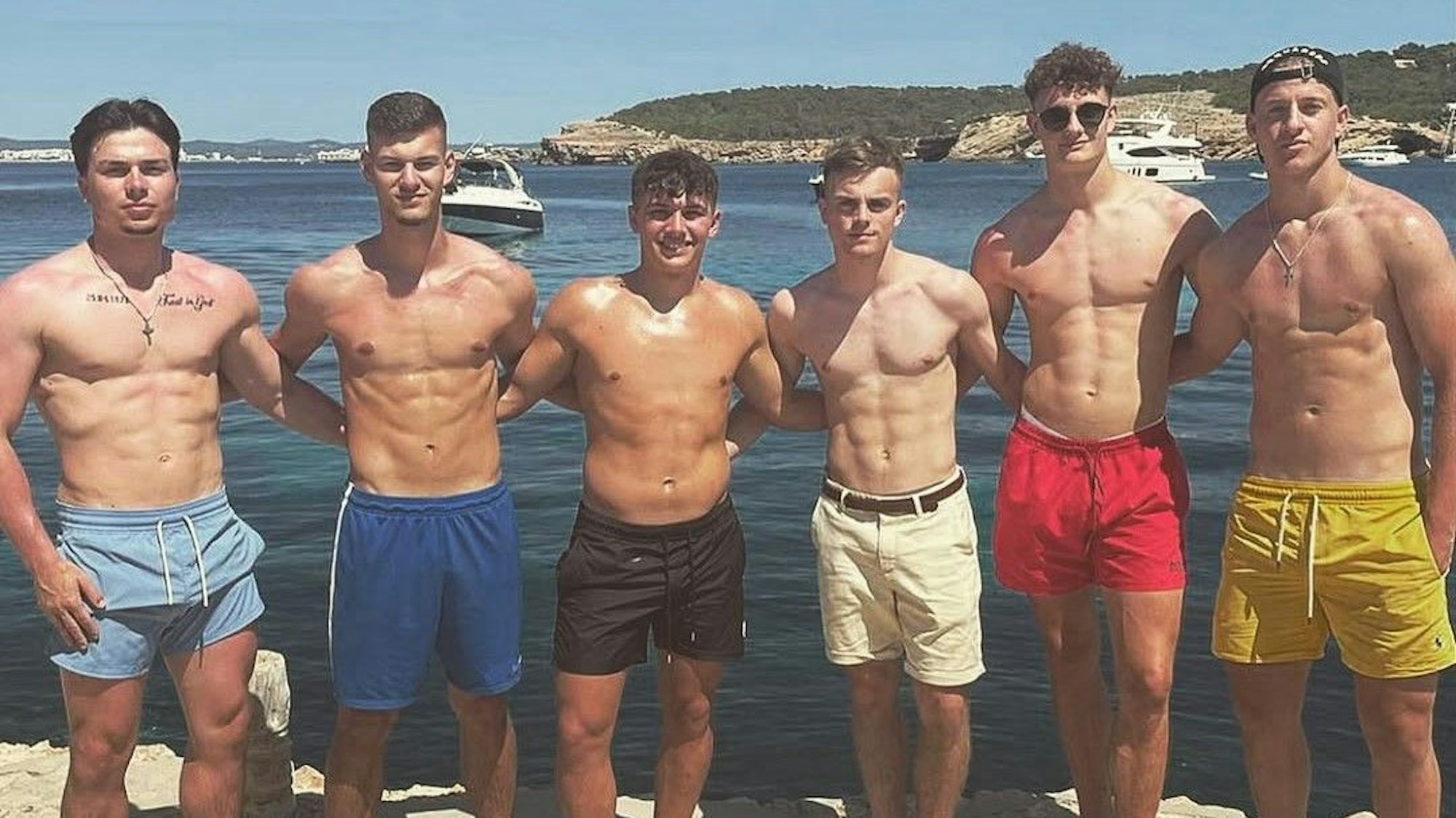 Tom Krauß (2.v.l.) beim gemeinsamen Ibiza-Urlaub mit Eric Martel (2.v.r.) am 15. Juni 2021. Ebenfalls dabei sind Joscha Wosz (3.v.l.), Linus Zimmer (3.v.r.) und Ben Klefisch (r.).