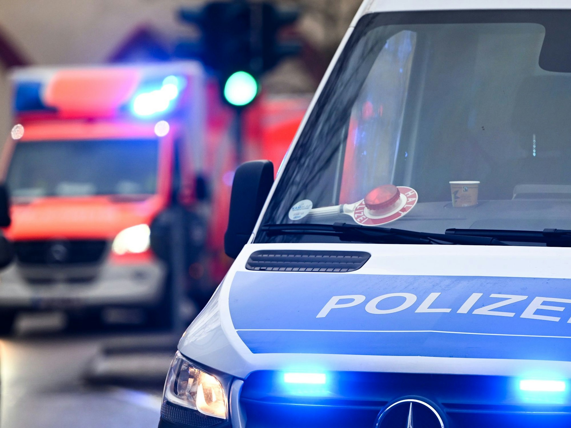 Bei einem Verkehrsunfall in Porz wurde ein Kradfahrer lebensgefährlich verletzt. Das Symbolfoto zeigt ein Polizeiauto und einen Rettungswagen.