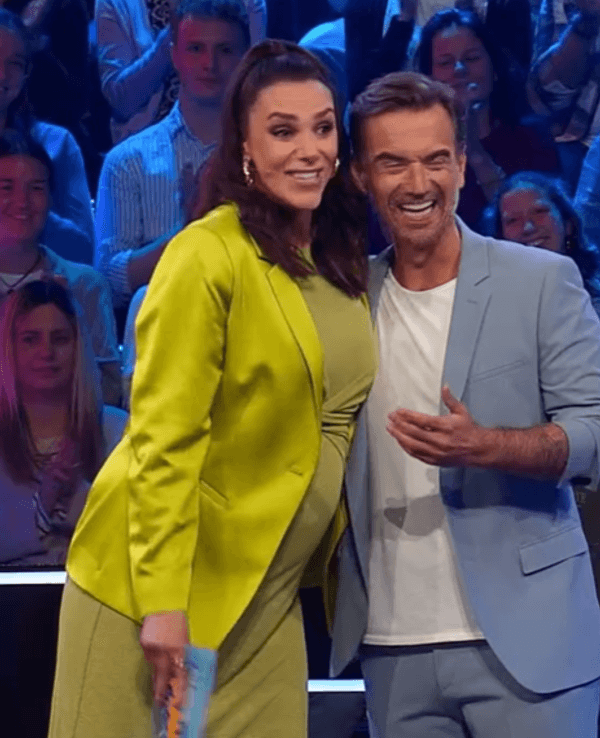 Esther Sedlaczek umarmt Florian Silbereisen in der großen Maus-Show in der ARD