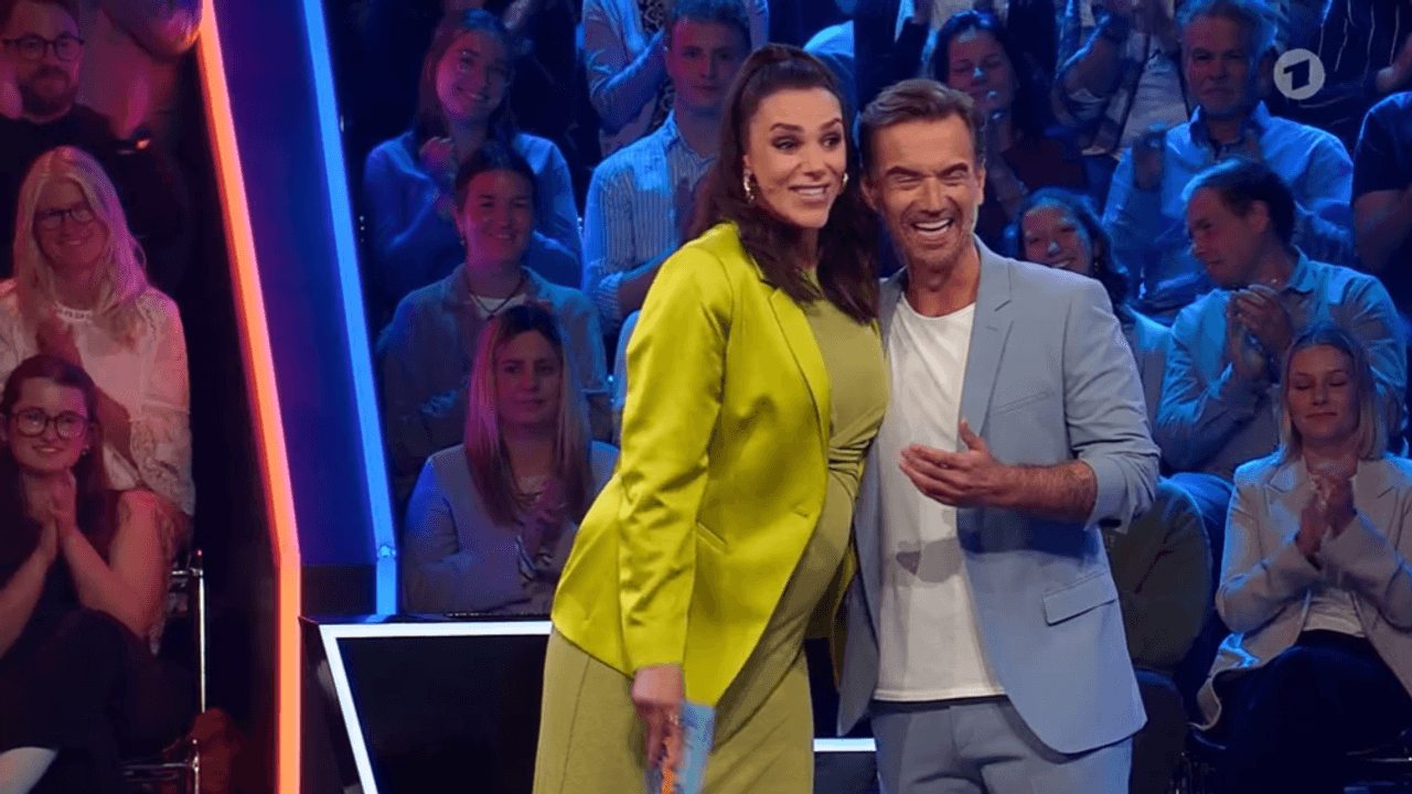 Esther Sedlaczek umarmt Florian Silbereisen in der großen Maus-Show in der ARD