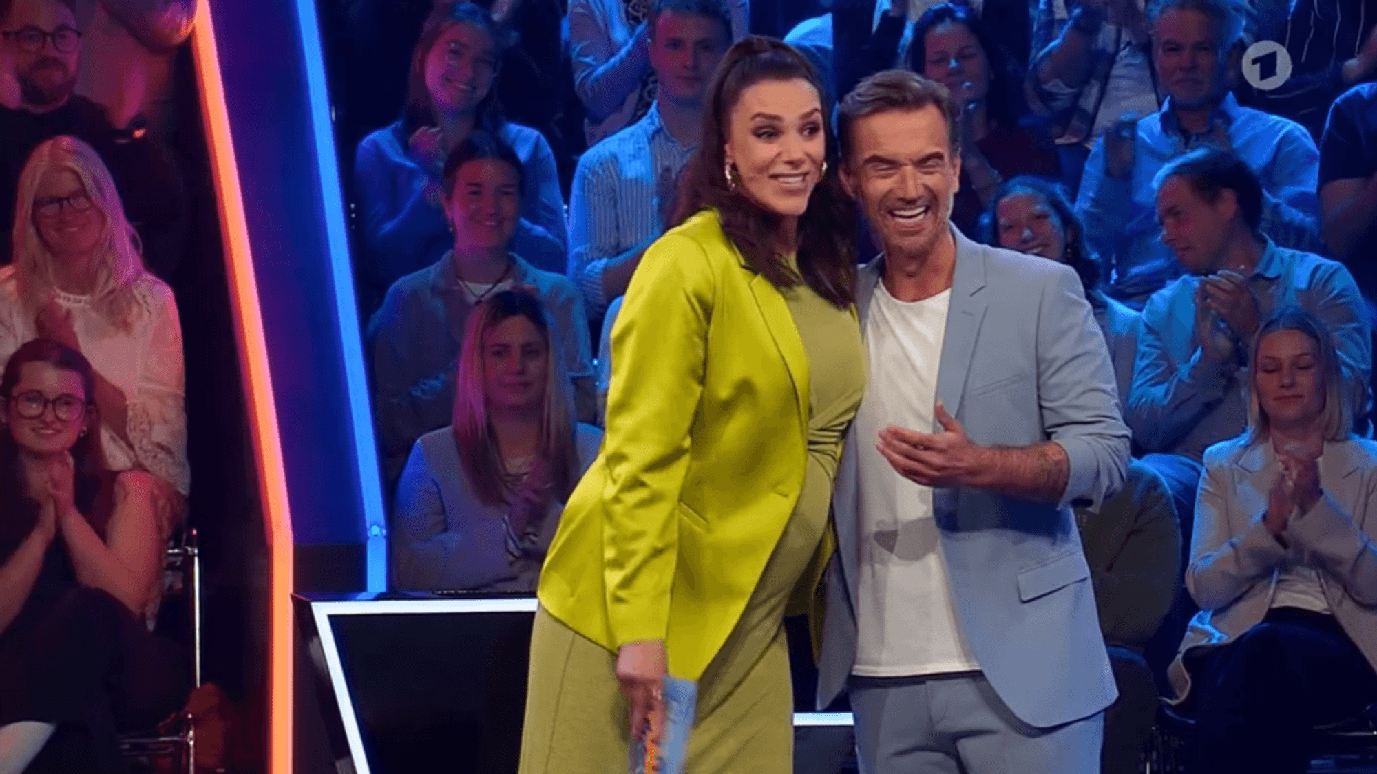 Esther Sedlaczek umarmt Florian Silbereisen in der großen Maus-Show in der ARD