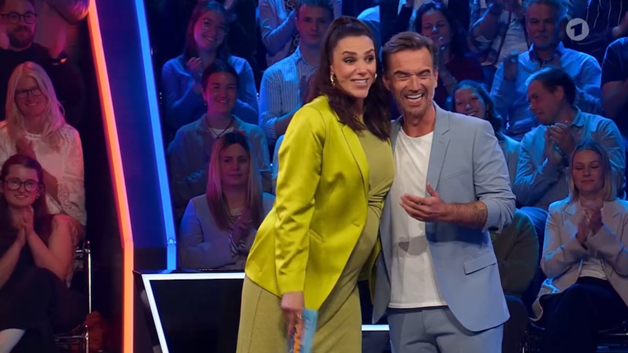 Esther Sedlaczek umarmt Florian Silbereisen in der großen Maus-Show in der ARD