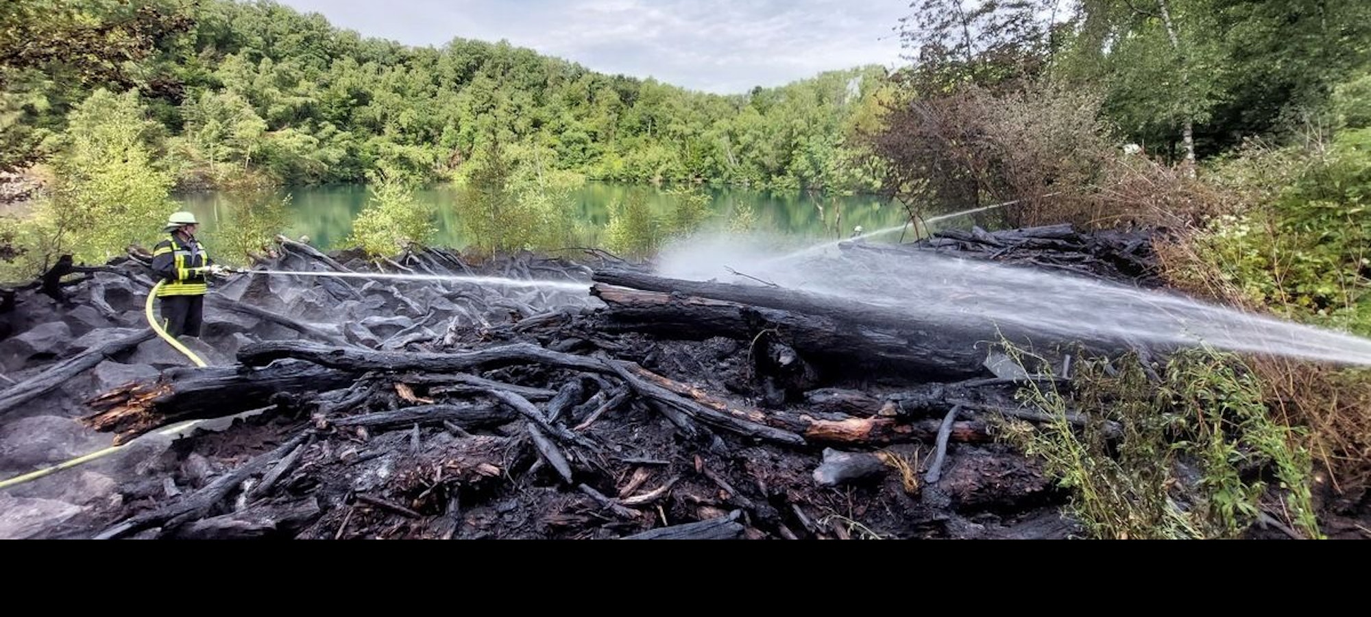 FW Königswinter: 400 m² Vegetation brennen im Naturschutzgebiet Eudenberg