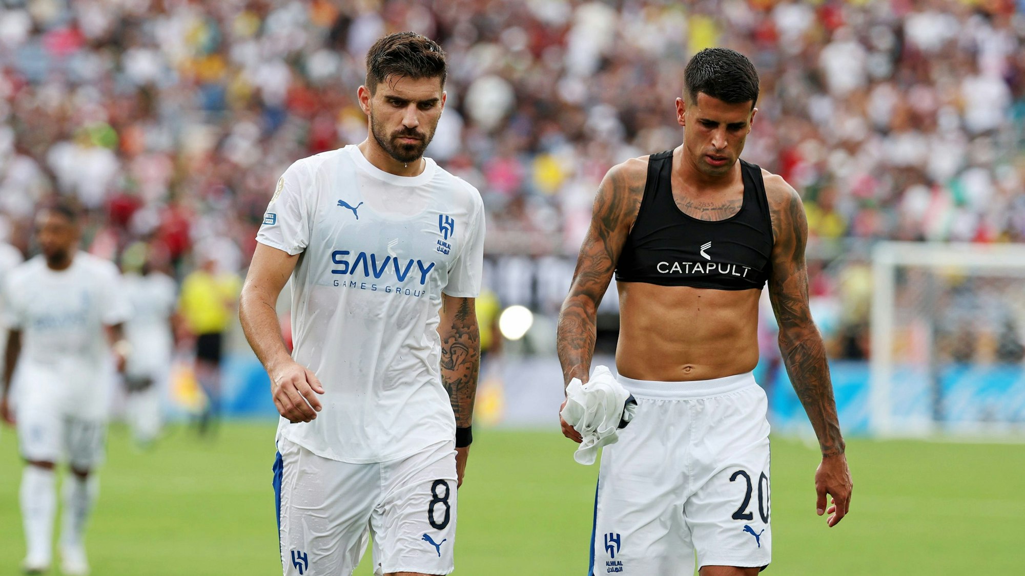 Cancelo (r.) und Ruben Neves nach dem Spiel von Al-Hilal gegen Fluminense.