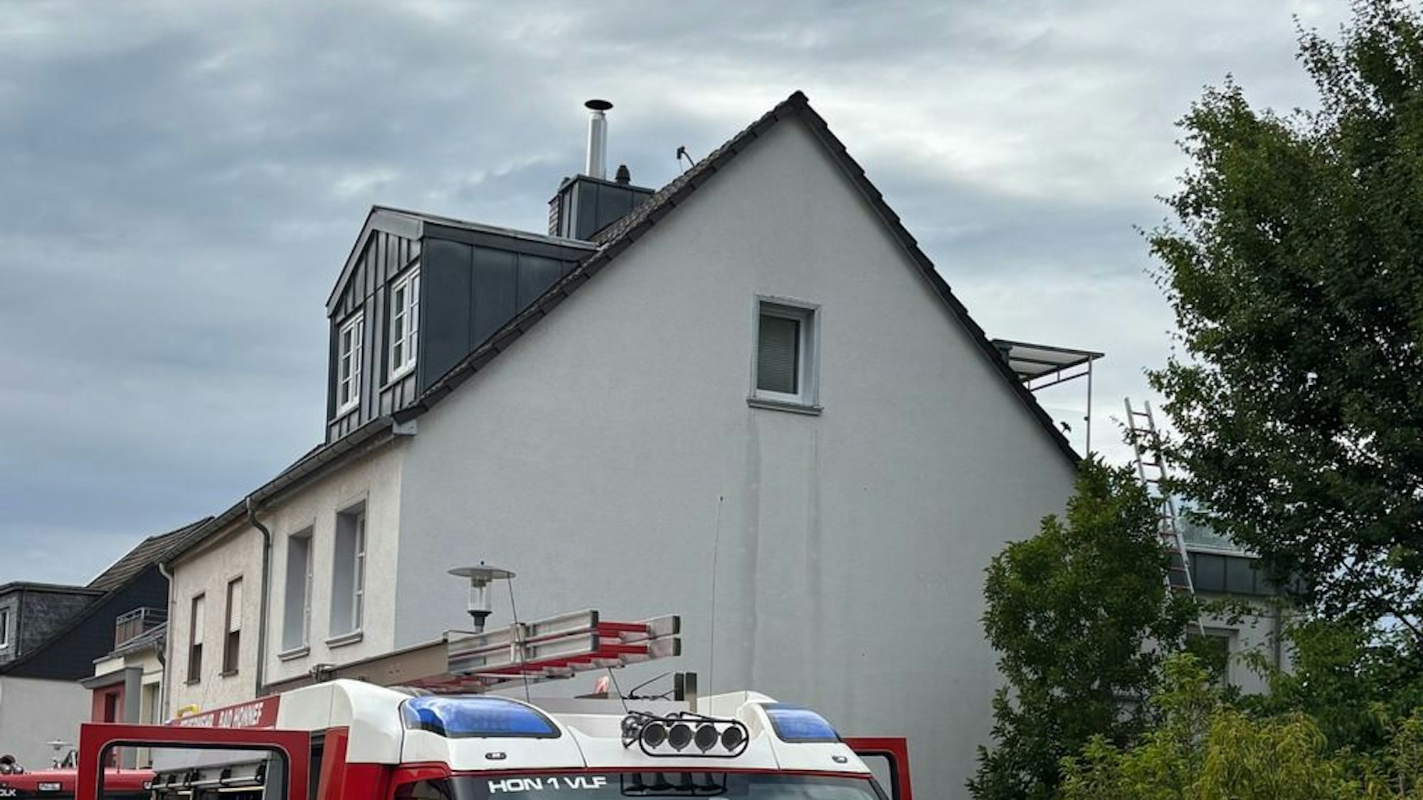Einsatz der Freiwilligen Feuerwehr Bad Honnef bei einem Balkonbrand in der Grabenstraße.