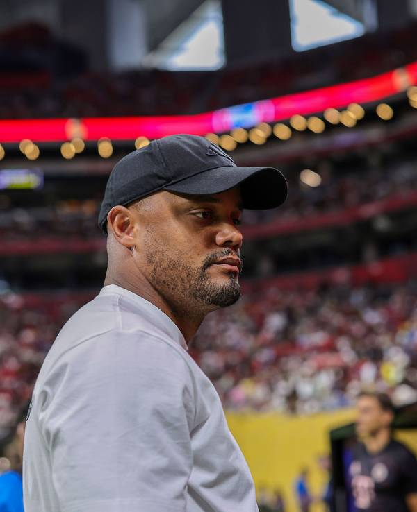 Vincent Kompany am Spielfeldrand vor dem Bayern-Spiel gegen PSG.