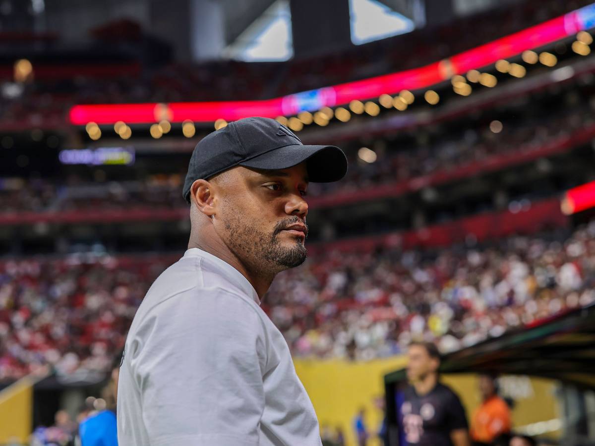 Vincent Kompany am Spielfeldrand vor dem Bayern-Spiel gegen PSG.