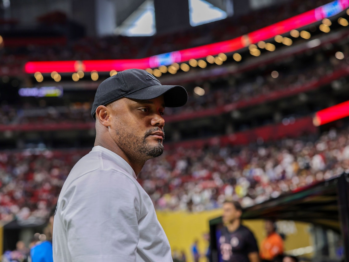 Vincent Kompany am Spielfeldrand vor dem Bayern-Spiel gegen PSG.