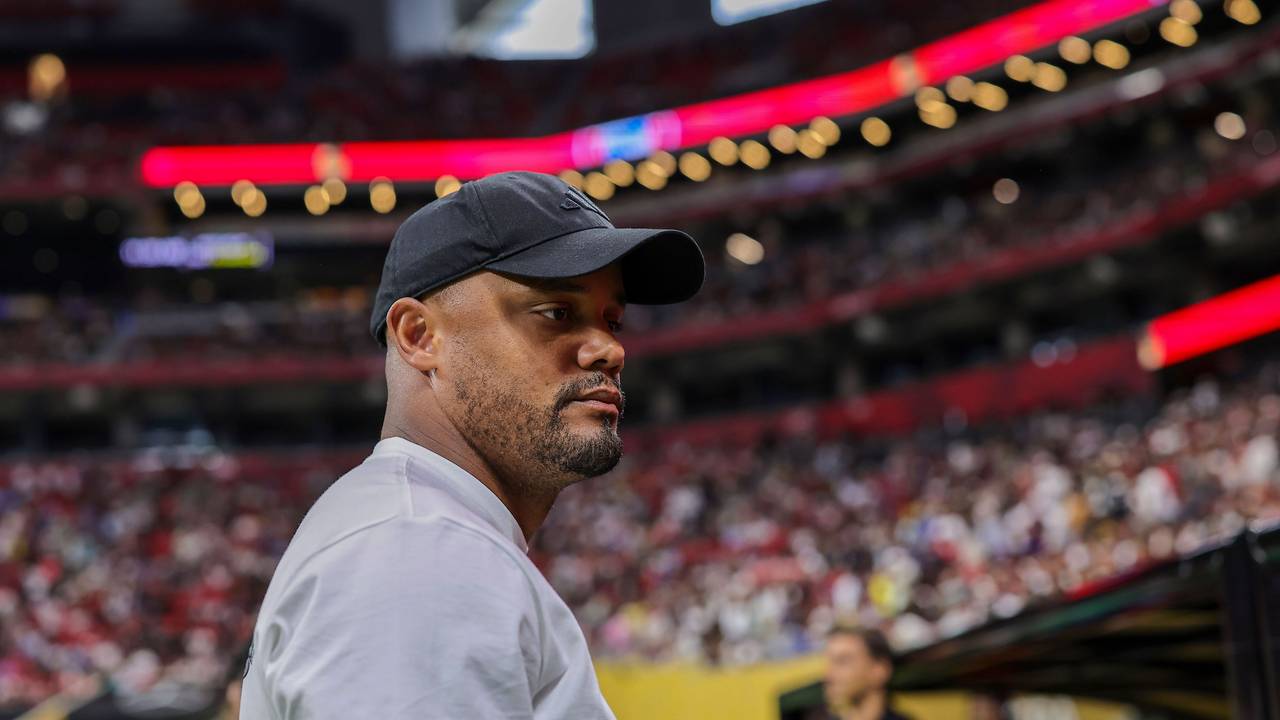 Vincent Kompany am Spielfeldrand vor dem Bayern-Spiel gegen PSG.