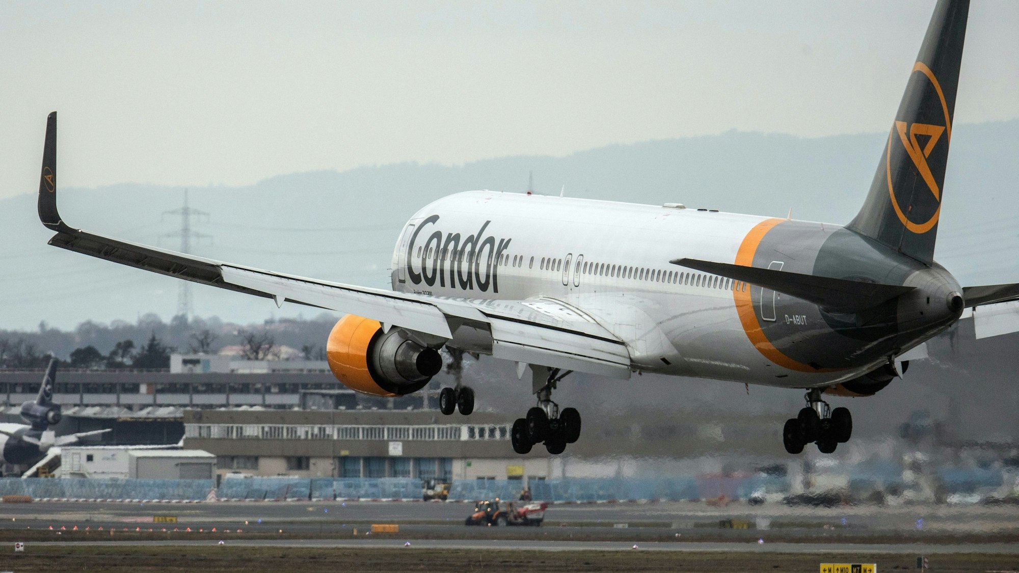 Ein Passagierflugzeug des Ferienfliegers Condor (Symbolfoto).