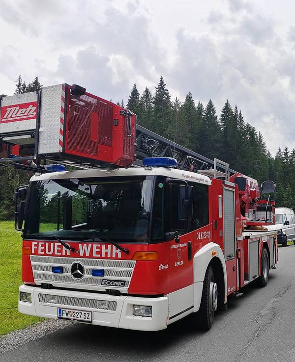 Ein Einsatzfahrzeug der Feuerwehr steht in der Nähe der Absturzstelle eines Kleinflugzeugs im Gemeindegebiet von Krimml.