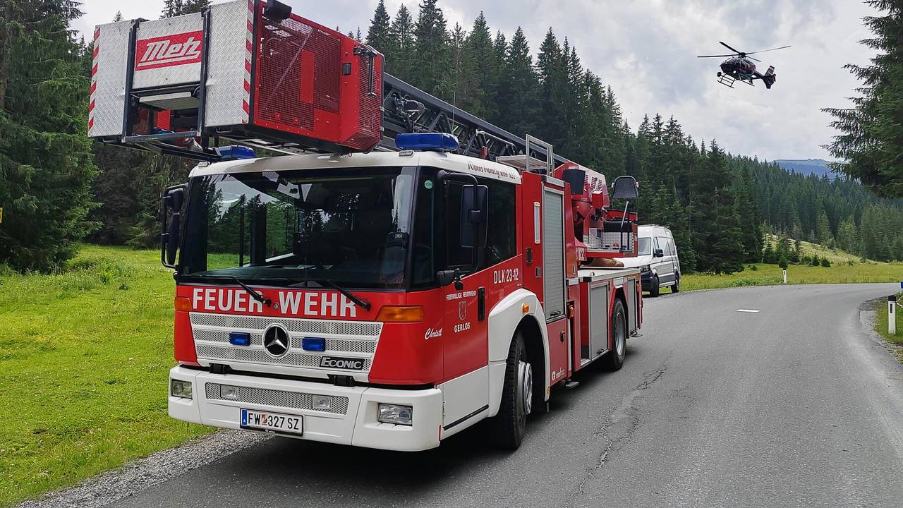 Ein Einsatzfahrzeug der Feuerwehr steht in der Nähe der Absturzstelle eines Kleinflugzeugs im Gemeindegebiet von Krimml.