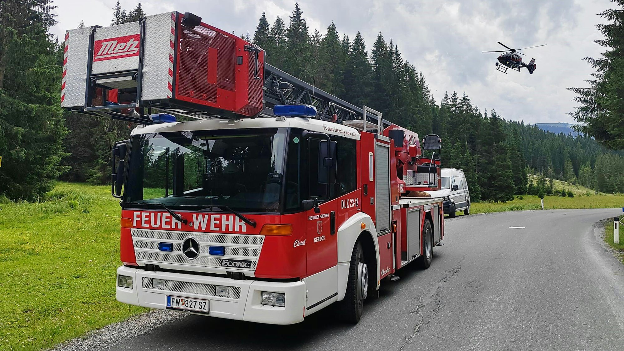 Ein Einsatzfahrzeug der Feuerwehr steht in der Nähe der Absturzstelle eines Kleinflugzeugs im Gemeindegebiet von Krimml.