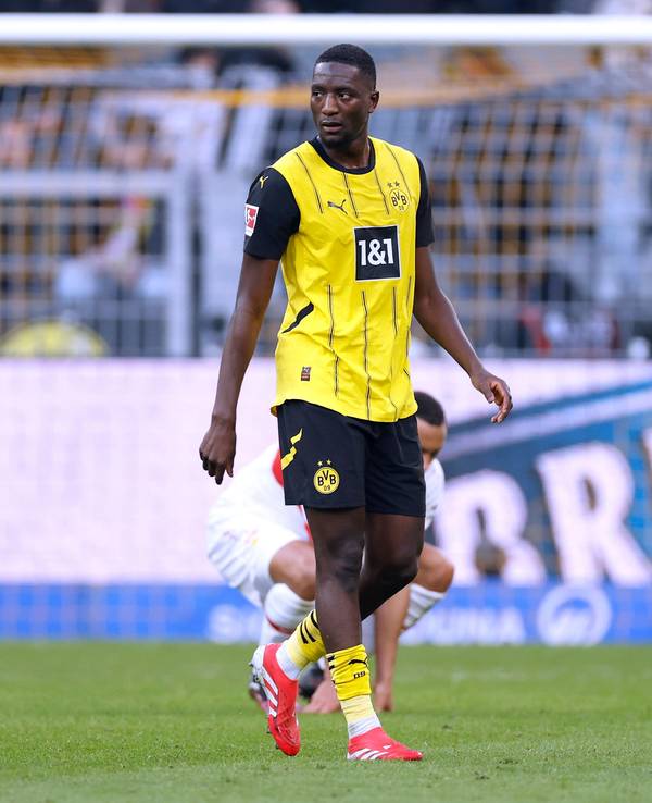 Jamie Gittens und Sehrou Guirassy gehen nebeneinander.