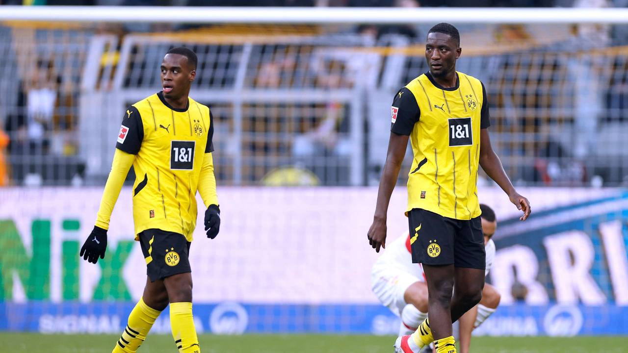 Jamie Gittens und Sehrou Guirassy gehen nebeneinander.