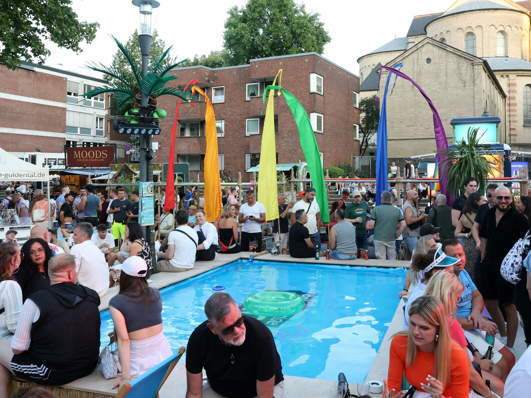 Zum Beginn des Straßenfestes des ColognePride (CSD) trafen sich viele auf dem Elogiusplatz. Dort ist ein künstlich aufgeschütteter Sandstrand.