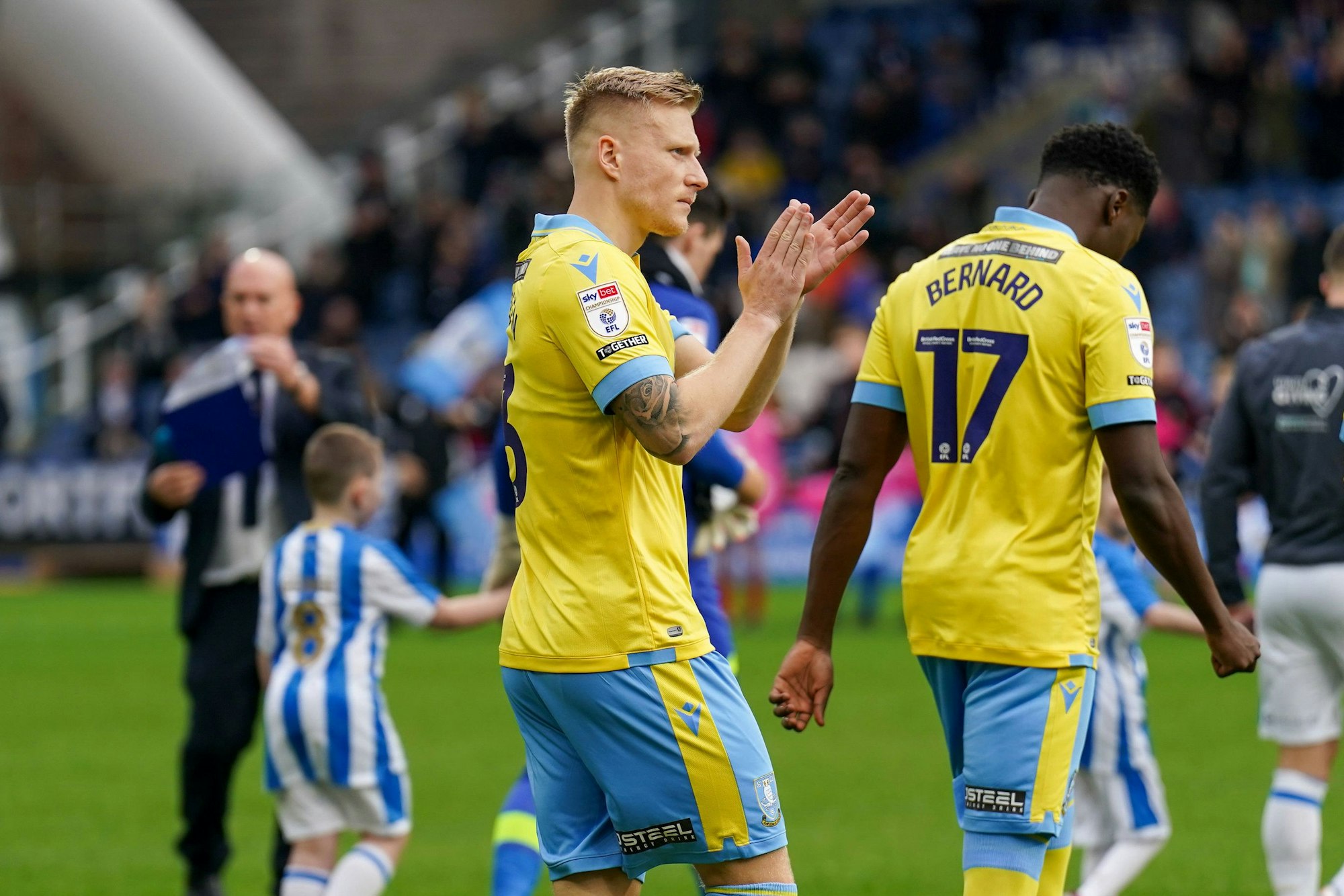 Kristian Pedersen klatscht nach einem Spiel von Sheffield Wednesday.
