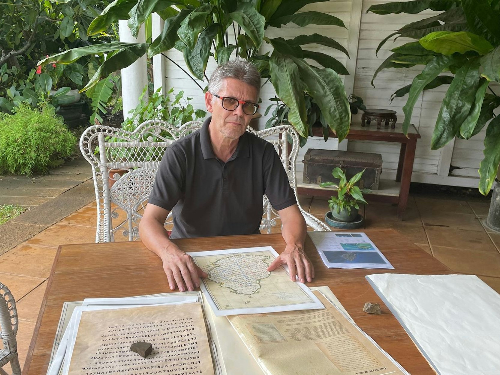 Daniel Krieg glaubt, dass das Kryptogramm auf die Insel Mauritius verweist. (Bild: ZDF/Tilman Remme)