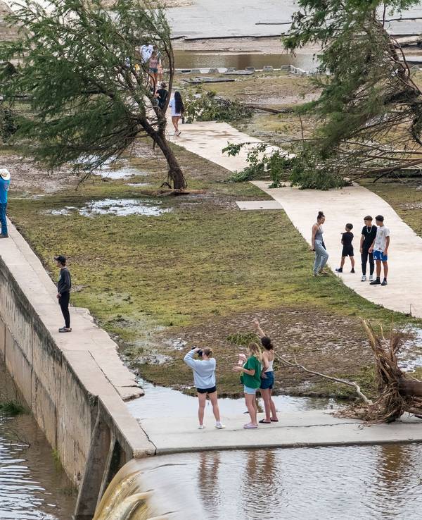 Schaulustige spazieren am Ufer des Guadalupe River im Louise Hays Park, in Kerrville (Texas). Die Fluten haben alles mitgerissen.