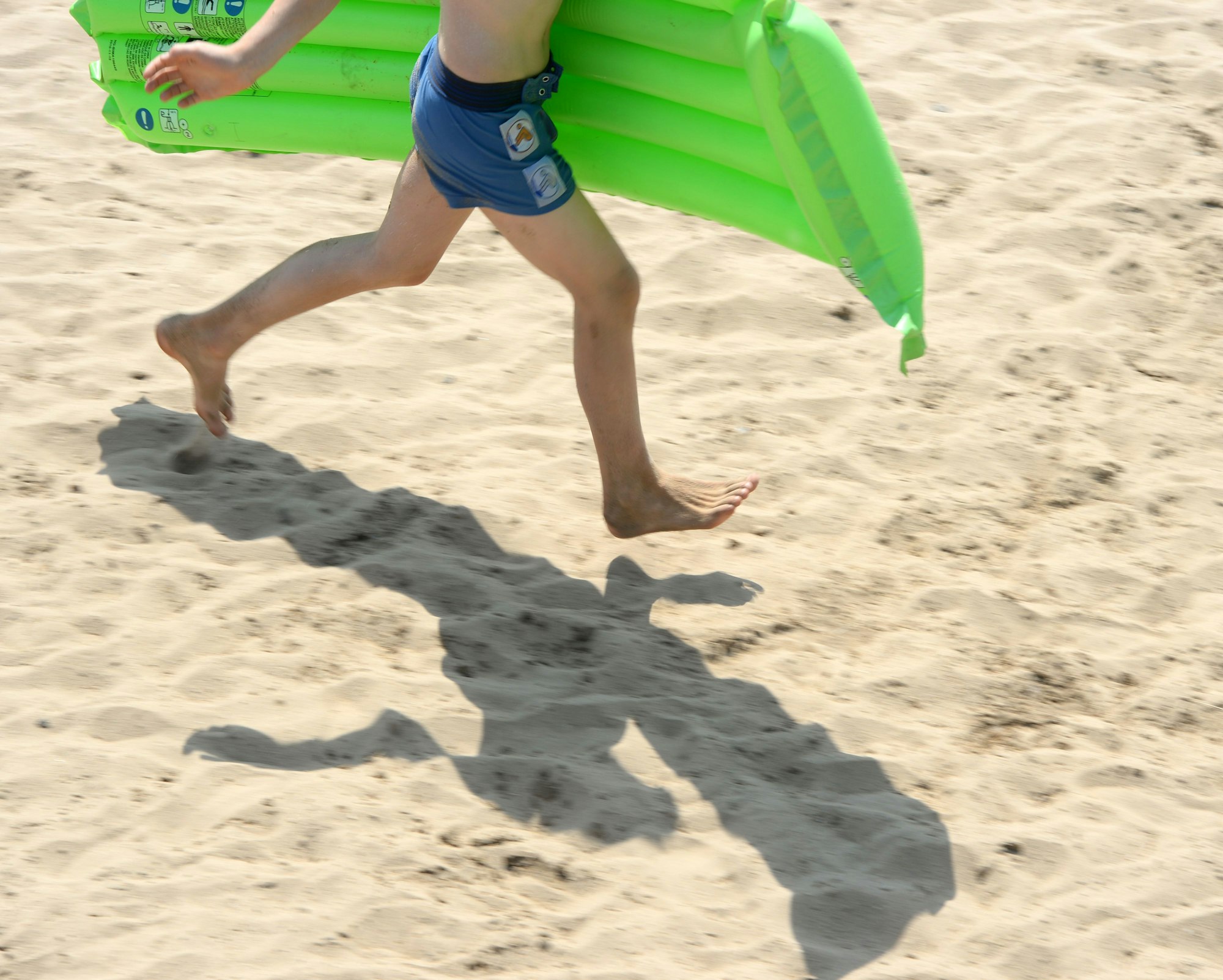 Das Symbolfoto zeigt ein Kind mit einer Luftmatratze. Ein Zwölfjähriger ist in der Eifel mehr als neun Kilometer weit mit einer Luftmatratze geschwommen.