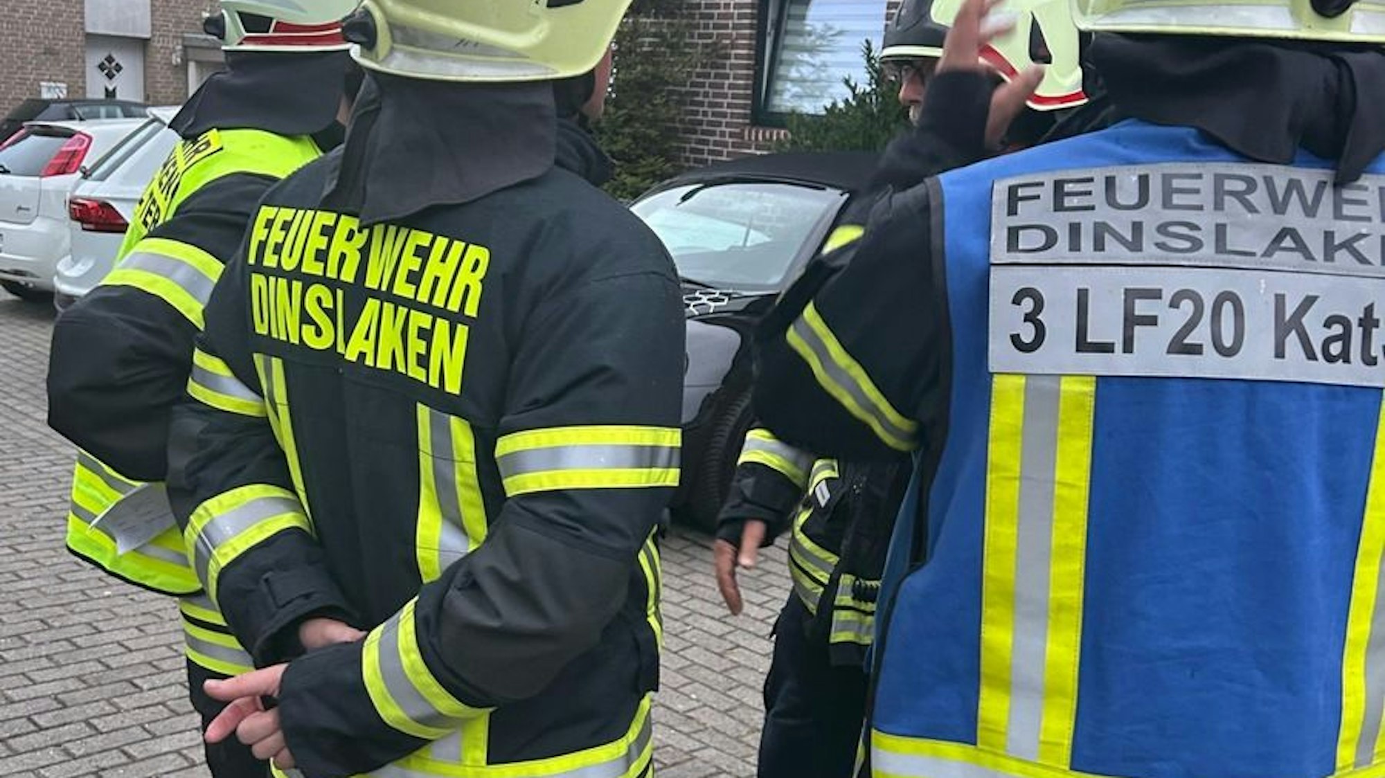 Feuerwehreinsatz in der Küpperstraße in Dinslaken wegen eines Wohnungsbrandes, der durch eine angeschmorte Steckdosenleiste verursacht wurde