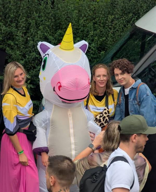 Leserreporter Christian Paris fährt auf einem CSD-Wagen mit. „Wetter ist zwar doof, aber eine Demo sollte sich ja nicht nach dem Wetter richten. Wir ziehen durch.“