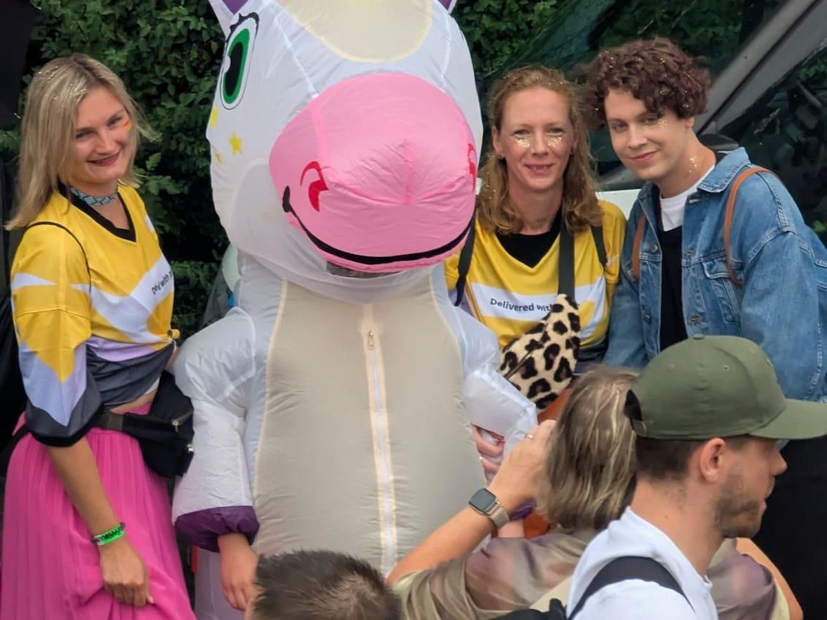 Leserreporter Christian Paris fährt auf einem CSD-Wagen mit. „Wetter ist zwar doof, aber eine Demo sollte sich ja nicht nach dem Wetter richten. Wir ziehen durch.“