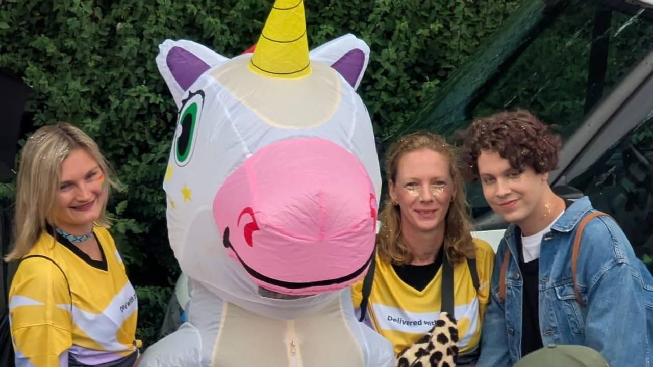Leserreporter Christian Paris fährt auf einem CSD-Wagen mit. „Wetter ist zwar doof, aber eine Demo sollte sich ja nicht nach dem Wetter richten. Wir ziehen durch.“