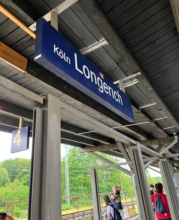 und Geduld beweisen.Bahnreisende rund um Köln mussten am Samstagabend starke Nerven und Geduld beweisen.