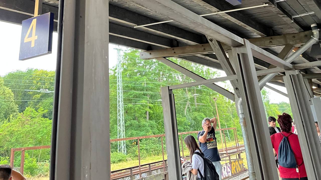 und Geduld beweisen.Bahnreisende rund um Köln mussten am Samstagabend starke Nerven und Geduld beweisen.