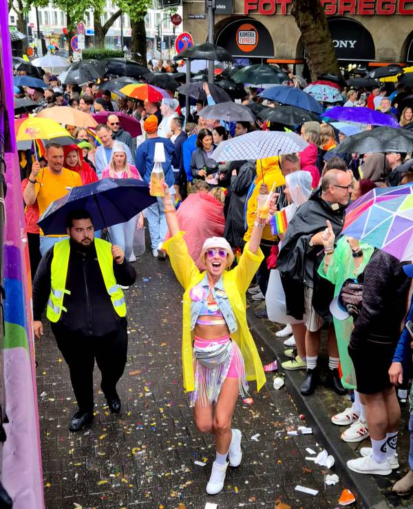 Feiernde beim CSD in Köln