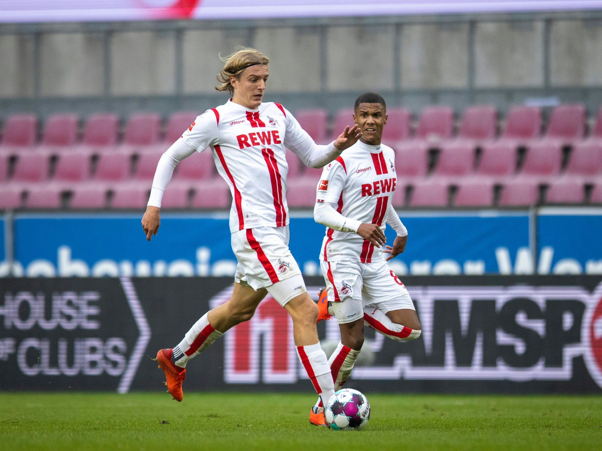 Sebastiaan Bornauw Köln und Ismail Jakobs Köln im Spiel gegen Eintracht Frankfurt.