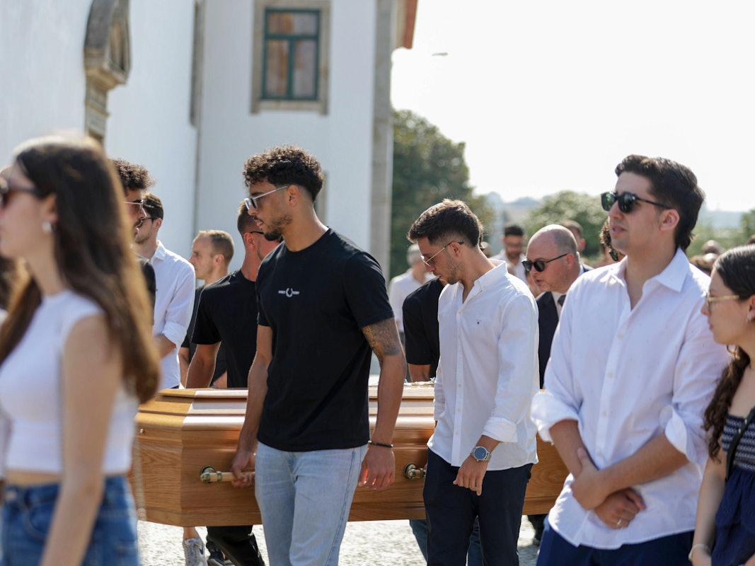 Bei der Beerdigung von Diogo Jota und Bruder André Silva werden deren Särge zum Grab gebracht.