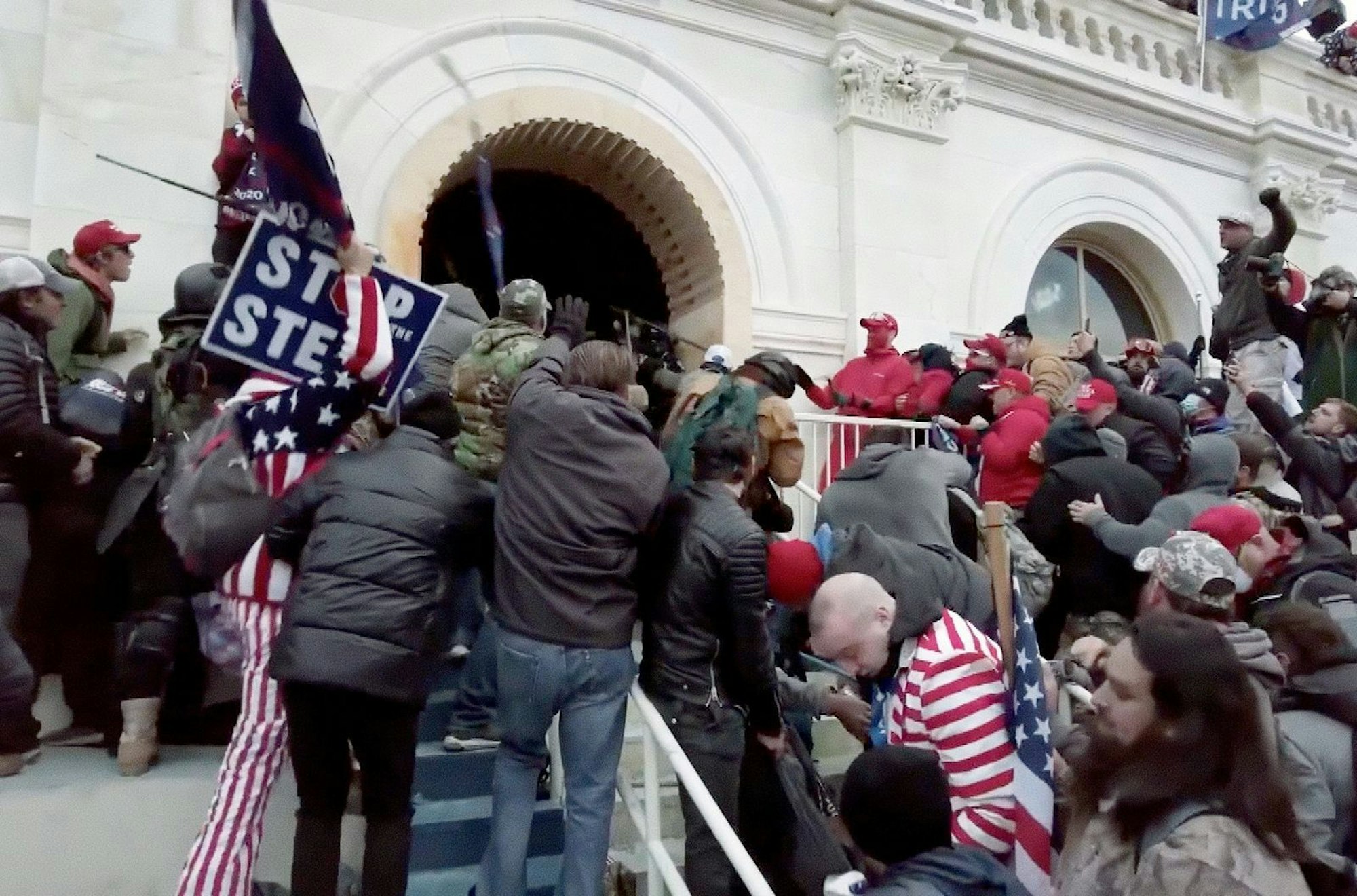 Rechtsextreme und autoritäre Einstellungen werden immer stärker, wie sich auch in den USA beobachten lässt - etwa beim Sturm auf das US-Kapitol in Washington 2021. (Bild: Ventana Film)