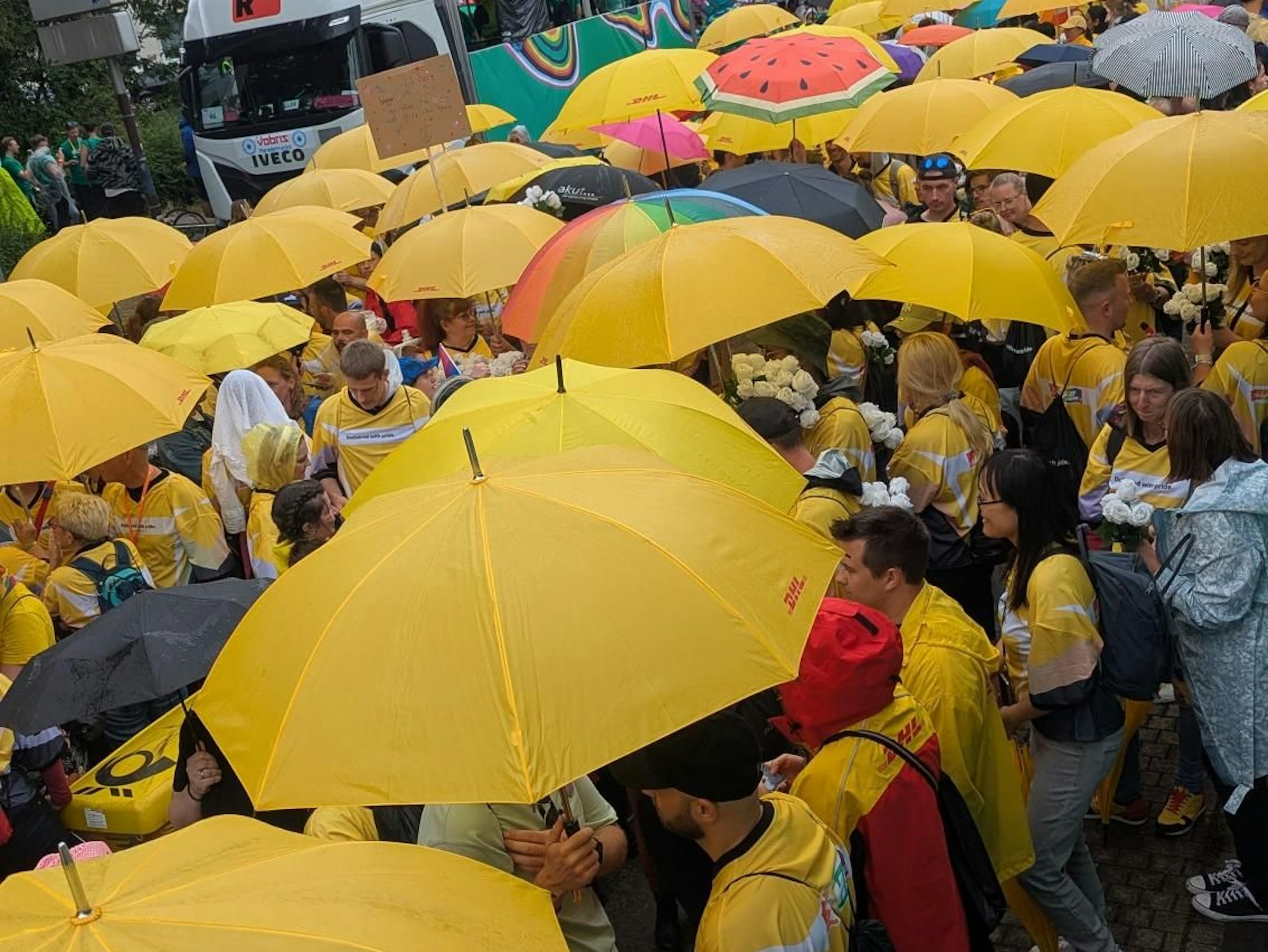 Die passende gelben DHL-Regenschirme für das leider fiese Wetter.