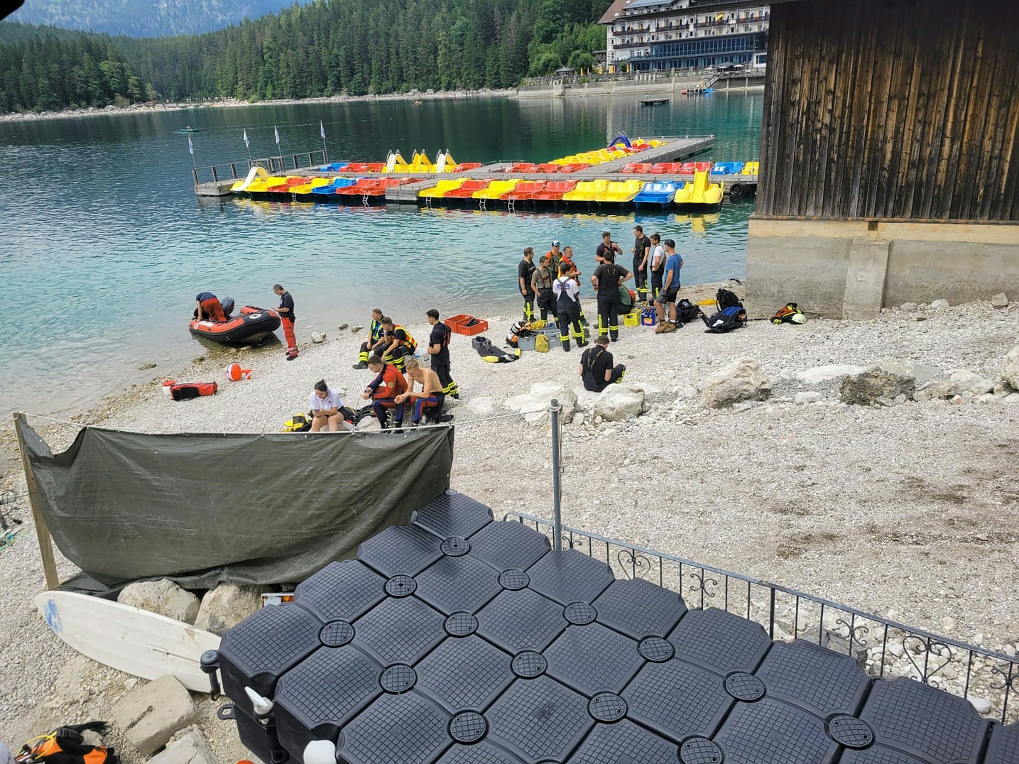 Dieses vom Bayerischen Roten Kreuz zur Verfügung gestellte Foto zeigt Rettungskräfte am Ufer des Eibsees in Bayern. Ein 33 Jahre alter Mann und sein kleiner Sohn sind bei einem Badeunfall auf dem oberbayerischen Eibsee untergegangen.