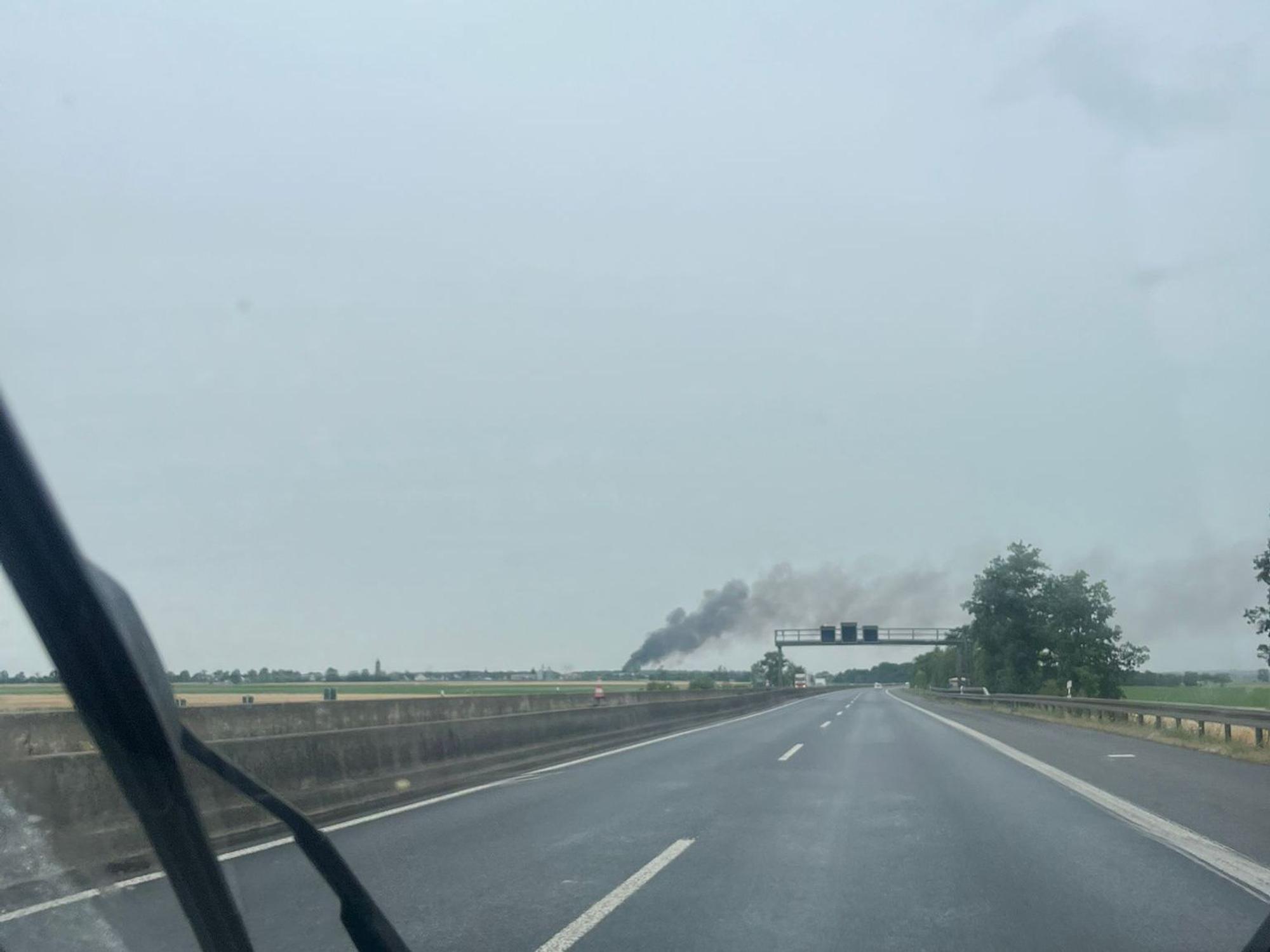 Feuerwehreinsatz in Swisttal-Ollheim. Die Rauchsäule ist kilometerweit sichtbar.