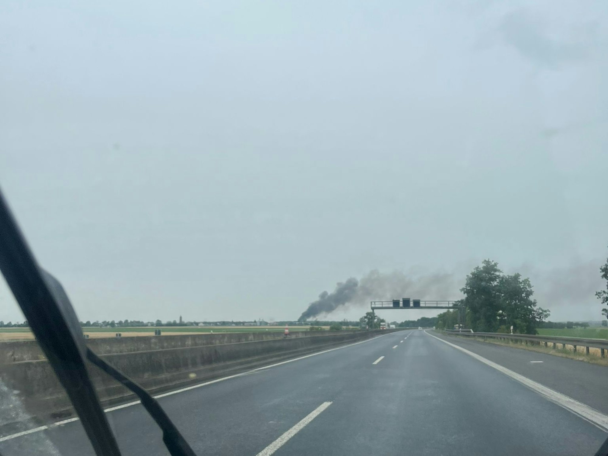 Feuerwehreinsatz in Swisttal-Ollheim. Die Rauchsäule ist kilometerweit sichtbar.