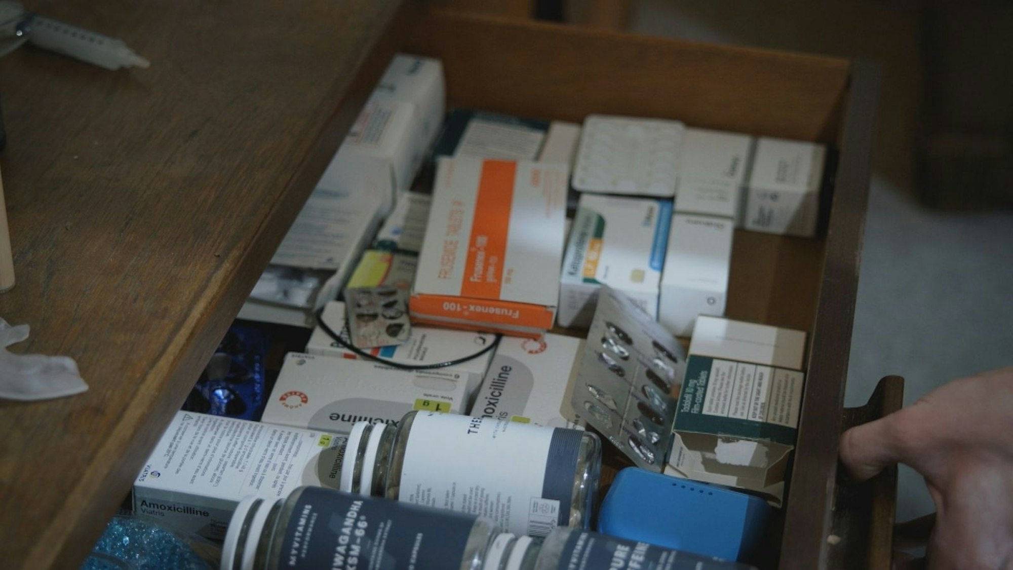 Finn präsentiert seine Tablettensammlung: Er nimmt Medikamente für ein schlankes Äußeres. (Bild: ZDF/Zandland & All3Media International)
