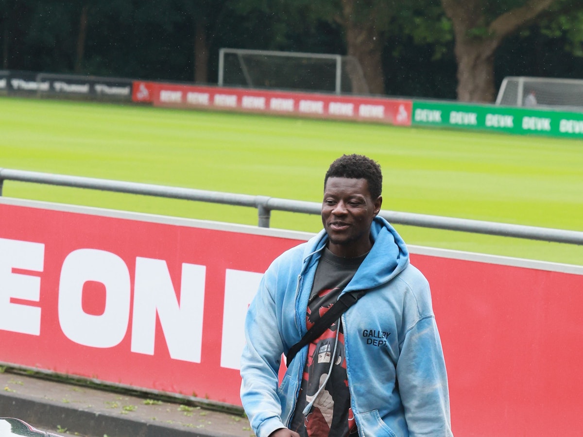 Ragnar Ache kommt am Geißbockheim an.