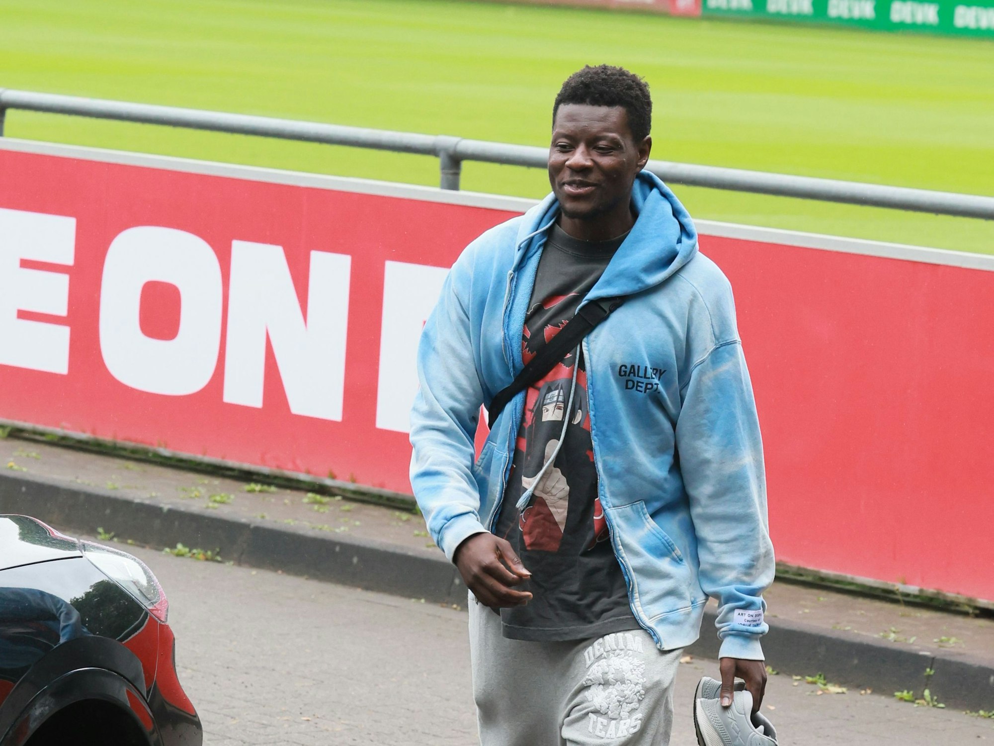 Ragnar Ache kommt am Geißbockheim an.