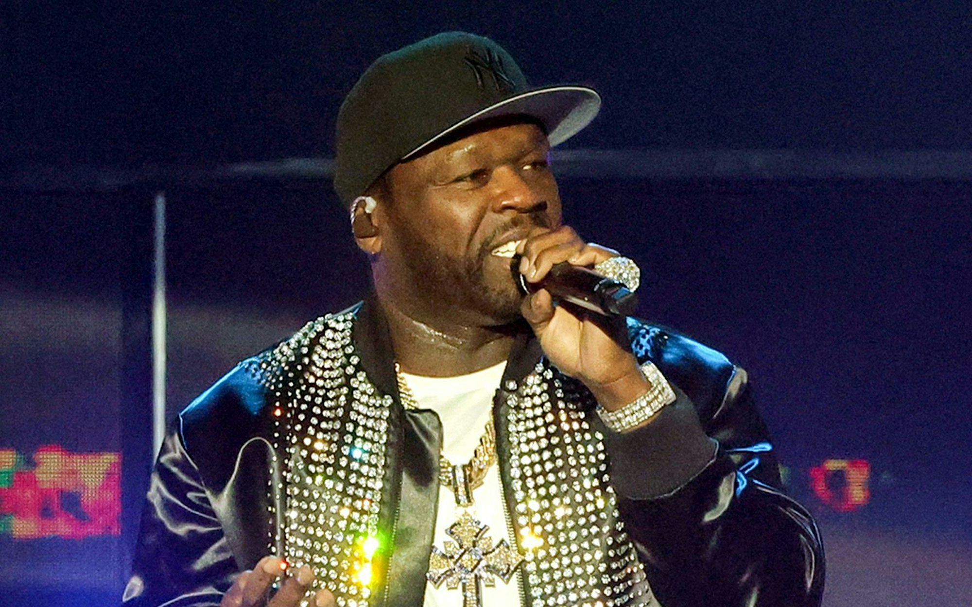 Dass er schon seit mehr als zehn Jahren kein Album herausgebracht hat, heißt nicht, dass 50 Cent nicht mehr auf der Bühne steht. So wie hier, im Dezember 2024 in Las Vegas, US-Bundesstaat Nevada. (Bild: 2024 Getty Images/Ethan Miller)