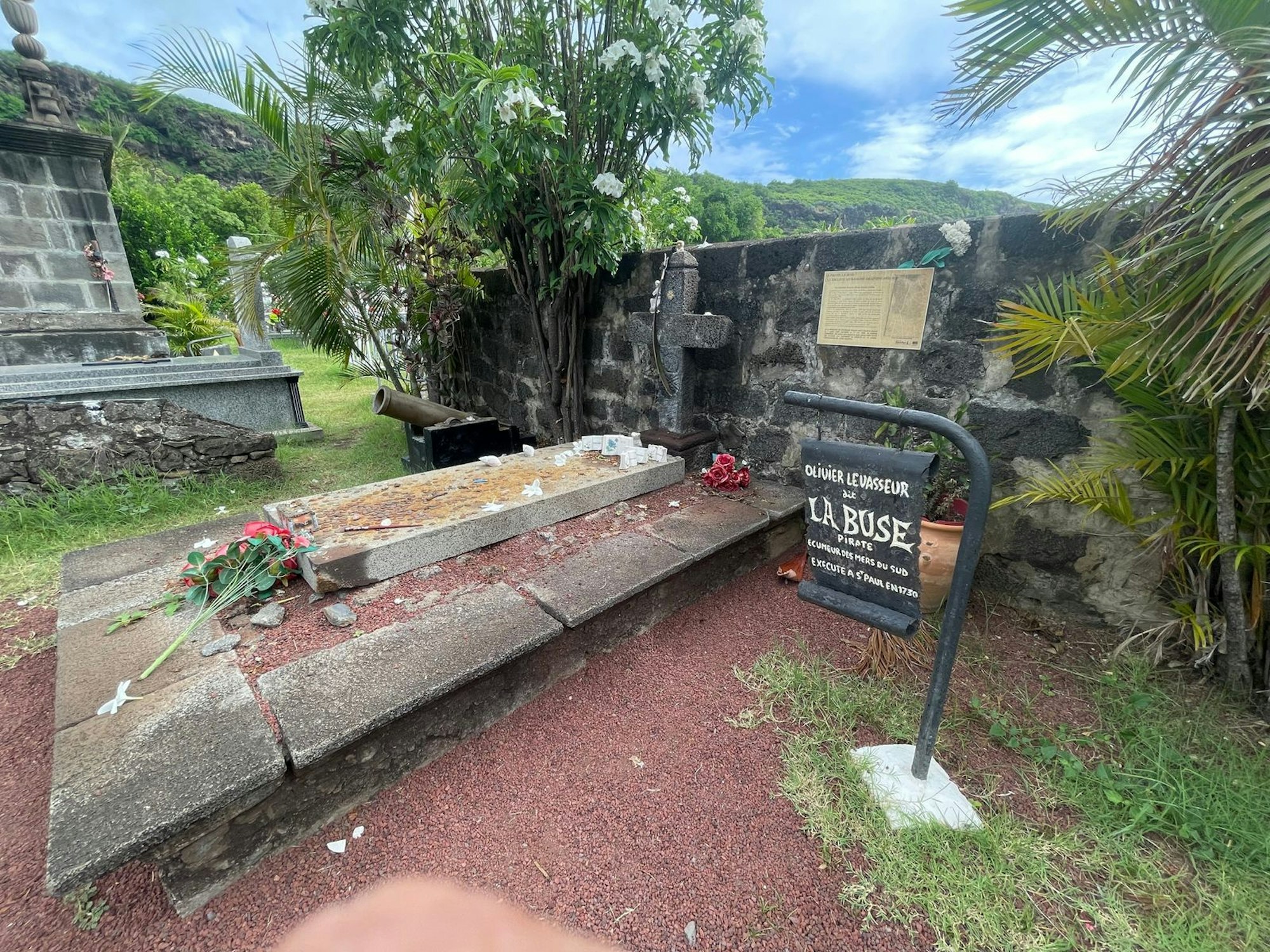 Das angebliche Grab des Piraten La Buse auf dem Friedhof von Saint-Paul auf der Insel La Réunion wurde erst Jahrzehnte nach der Hinrichtung des Piraten angelegt.
(Bild: ZDF/Tilman Remme)