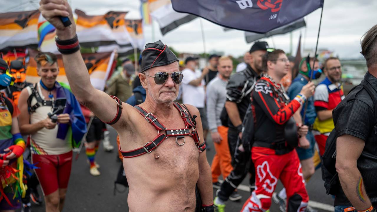 Feiernde beim CSD in Köln.