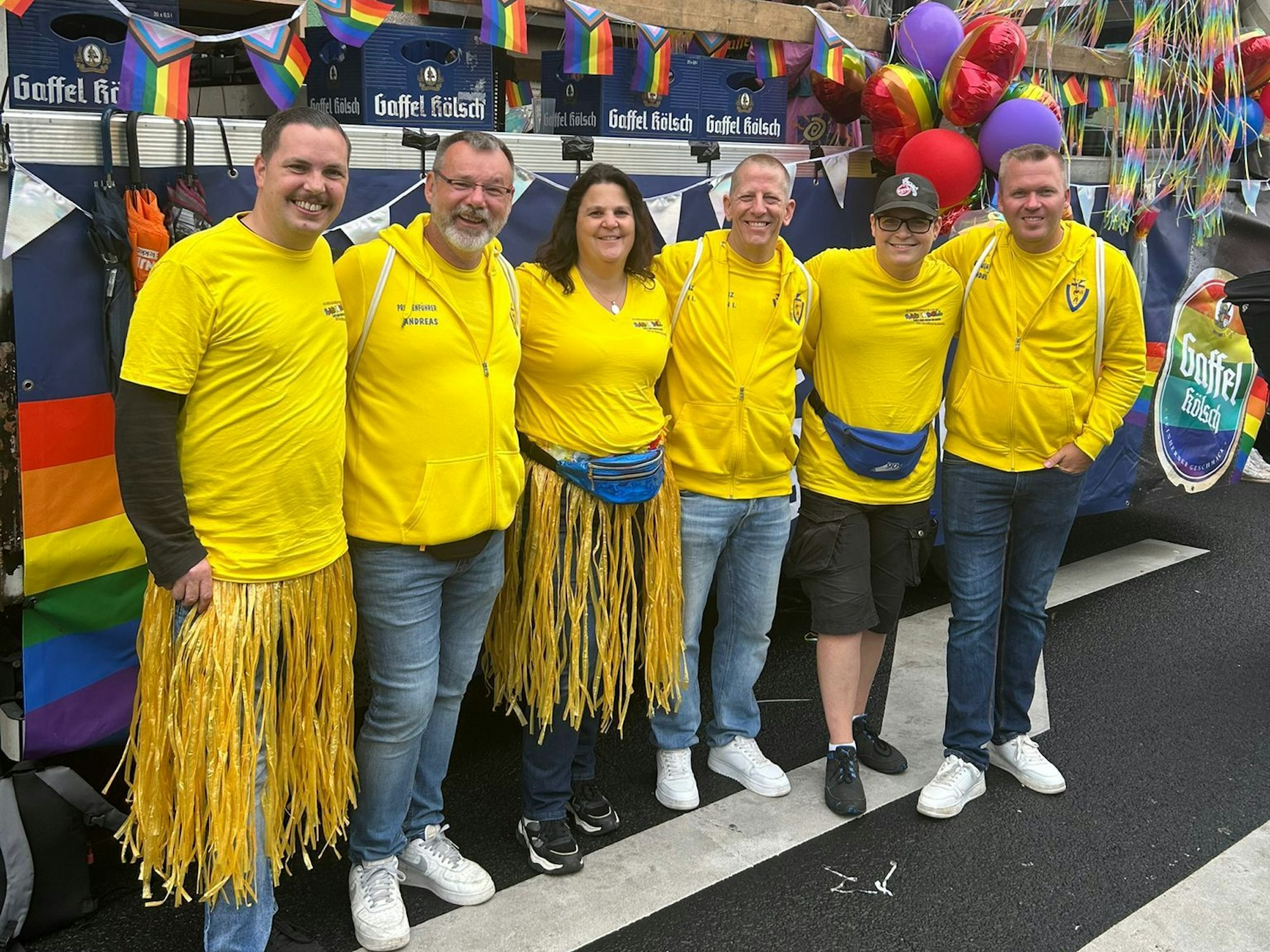 Das Stommeler Dreigestirn 2025/26 bildet mit den Grüngürtelrosen und den Veedelperlen das Wagenengel-Team von Wagen 113.