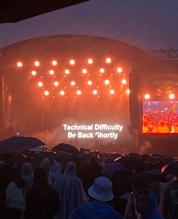 Die Red Stage beim Summerjam-Festival am Fühlinger See. „Technical difficulty. Be back shortly“ steht auf der Bühne geschrieben.